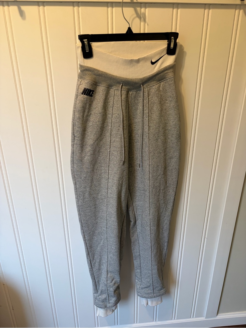 Nike Women’s Icon Clash Stacked Waistband Fleece Joggers Grey / White Small